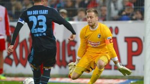 Pannen-Torwart Oliver Baumann hat die Bundesliga-Negativserie des SC Freiburg verlängert und dem Hamburger SV den Sieg geschenkt. Beim 0:3 war der Keeper der Badener die tragische Figur. Foto: dpa