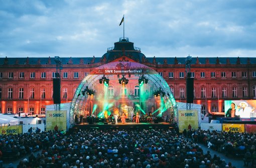 Eine traumhafte Kulisse mit rotem Schloss: Pop und Poesie beim achten SWR-Sommerfestival Foto: Lichtgut/Verena Ecker