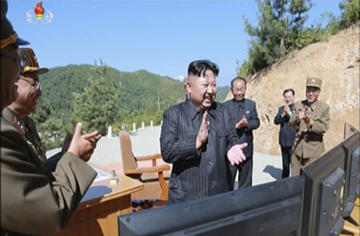 Der nordkoreanische Machthaber Kim Jong Un beim Test der Interkontinentalrakete. Foto: KRT/AP