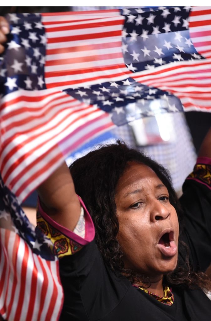 Ein Flaggenmeer auf dem Parteitag: Die US-Demokraten zeigen sich in Sachen verrückter, patriotischer Verkleidung im Vergleich zu den Republikanern eher zurückhaltend. Doch ihre Flagge zeigen sie gerne.