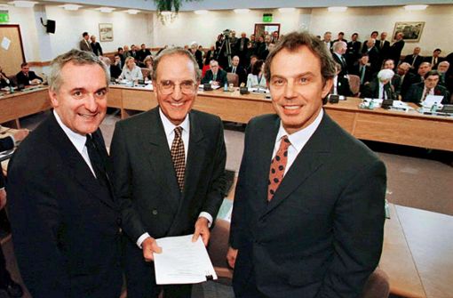 Historischer Moment: Der britische Premierminister Tony Blair (rechts), US-Senator George Mitchell (Mitte) und der irische Premierminister Bertie Ahern unterzeichneten 1998 das „Karfreitagsabkommen“. Foto: : dpa/Dan_Chung_Pool
