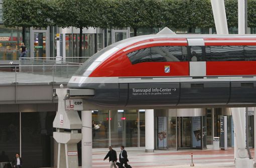 Bereits unter Edmund Stoiber war die Magnetschwebebahn Transrapid in München ein Thema. Foto: AP/CHRISTOF STACHE