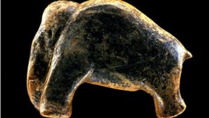 Das Mammut aus dem Vogelherd: Die  Figur ist nur dreieinhalb Zentimeter hoch und rund 40 000 Jahre alt. Foto: Christina Bleier/Archäopark Vogelherd