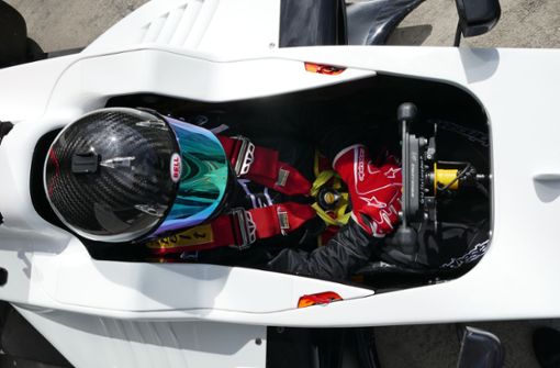 Blick von oben in einen Renner der Formel Renault 2.0 mit Maximilian Malinowski am Steuer. Foto: privat