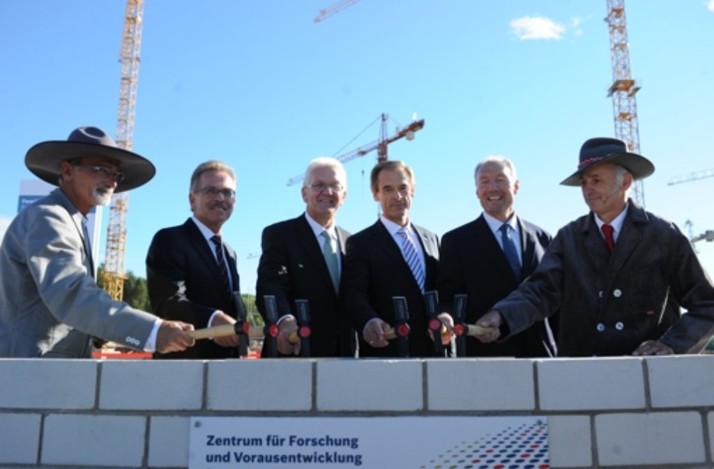Eingerahmt von Hutträgern: Aufsichtsratsvorsitzender Franz Fehrenbach, Winfried Kretschmann, Volkmar Denner  und Klaus Dieterich (von links) beim Festklopfen des Grundsteins.