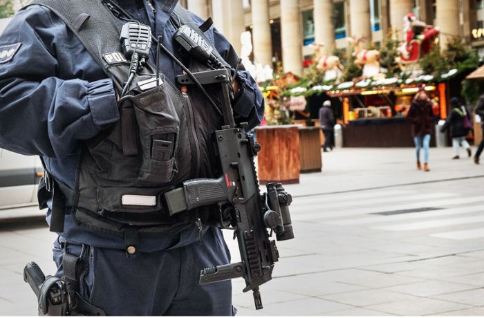 Weihnachtsmarkt in Stuttgart: Polizisten mit Maschinenpistolen wachen an den Eingängen