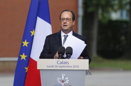 Nach seinem Besuch des Flüchtlingscamps in Calais, hat Hollande angekündigt, das Camp bis Ende des Jahres schließen zu lassen. Foto: dpa