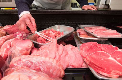 Geht es nach dem Umweltbundesamt, wird Fleisch in Zukunft teurer. Foto: dpa