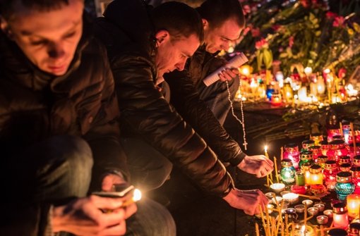 Menschen in der Ukraine gedenken den Getöteten. Foto: Getty Images Europe