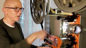 Gerhard Göbelt, hier mit seinem  35-mm-Filmprojektor, gehört zu den wenigen Wanderkinobetreibern in Deutschland. Foto: Laser Hotline