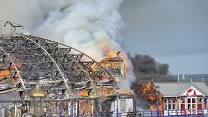 Ein verheerndes Feuer hat zwei Drittel der Seebrücke in Eastbourne zerstört. Foto: dpa