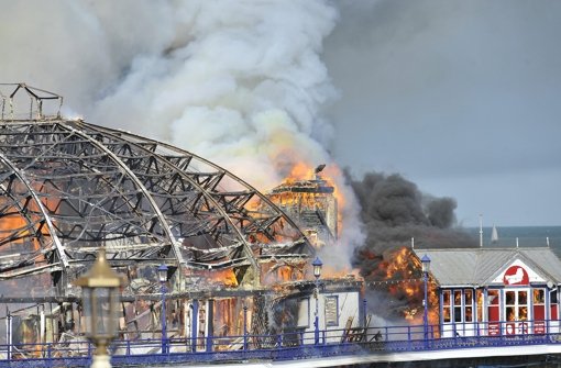 Ein verheerndes Feuer hat zwei Drittel der Seebrücke in Eastbourne zerstört. Foto: dpa