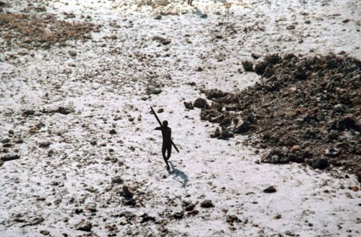 Auf der Insel North Sentinel werden Fremde mit Pfeilen bedroht. Foto: SURVIVAL INTERNATIONAL