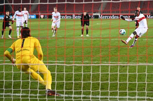 Drei von vier Strafstößen führen zum Erfolg – hier verwandelt VfB-Torjäger Silas Wamangituka. Foto: dpa/Marijan Murat