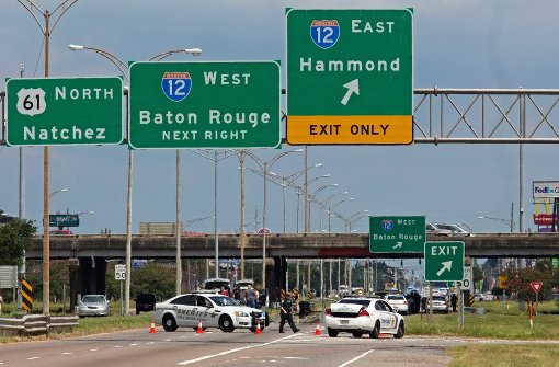 Die Polizei sperrt die Straße, nachdem in Baton Rouge drei Polizisten erschossen wurden. Foto: AP