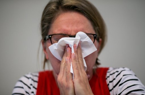 Wenn die Nase läuft und der Hals kratzt, greifen viele zu Hausmittelchen. Tipps rund um Erkältung und Erkältungsmythen. Foto: dpa