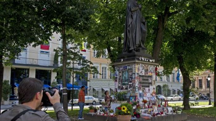 Fans pilgern zu „Jacko“-Denkmal in München 
