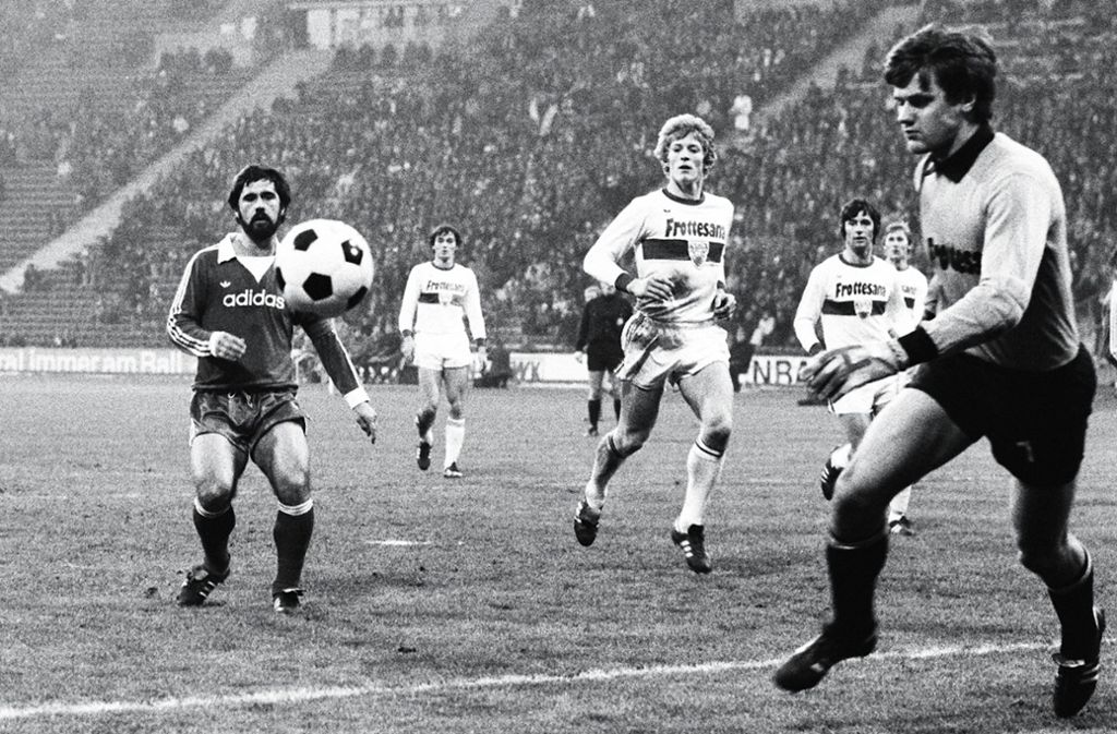 Sind wichtiger Bestandteil der VfB-Jubiläumself unseres Sportredakteurs: die beiden Aufstiegshelden Karlheinz Förster (Mitte) und Helmut Roleder (rechts), hier im Spiel beim FC Bayern München in der Saison  1977/78.