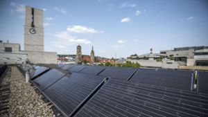 Auf dem Rathausdach wird seit wenigen Jahren Strom erzeugt. Viele Dachflächen in Stuttgart könnten noch mit Fotovoltaik ausgestattet werden. Foto: Lichtgut/Leif Piechowski