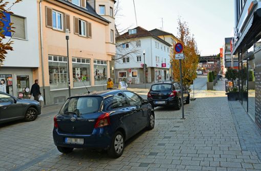 Vor allem in der Bahnhofstraße ein Problem: Fahrzeughalter stellen ihre Autos unberechtigterweise auf den Behindertenparkplätzen ab wie hier vor dem Ärztehaus am Holzgrundplatz. Foto: Archiv/Werner Waldner