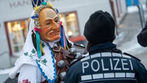 Bei der Straßenfasnet herrscht traditionell Maskenpflicht, aber nicht im pandemieüblichen Sinne. Dieses Bild wurde in Rottweil aufgenommen. Foto: dpa / Sebastian Gollnow