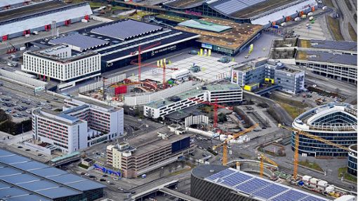 Die Kräne markieren die Stuttgart-21-Baustellen auf dem Areal zwischen Flughafen (links) und Messe (oben). Foto: Arnim / Kilgus