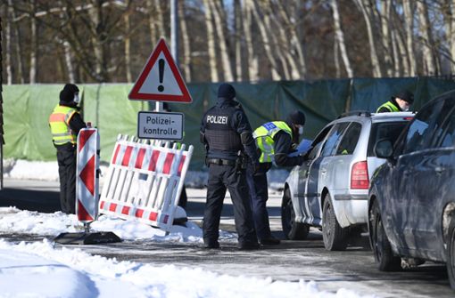 Im bayerischen Schirnding kontrolliert die Bundespolizei Autos an der Grenze nach Tschechien. (Archivbild) Foto: dpa/Matthias Balk