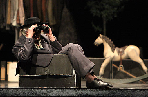 Egon Madsen mit Don Q. auf der Bühne des Aalto-Theaters in Essen. Foto: Ursula Kaufmann