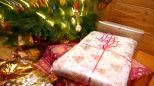 Auch die Leseratte will Geschenke unter den Weihnachtsbaum legen. Foto: dpa