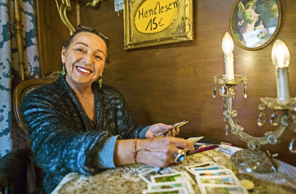 Madame Odessa, die im Almhüttendorf  des Frühlingsfestes Karten legt, stammt aus der berühmten Artistenfamilie Traber