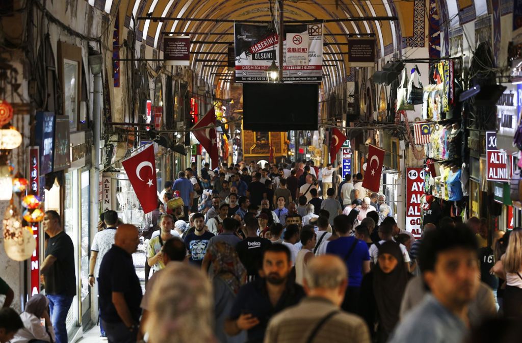 Menschen drängen sich auf dem Großen Basar in Istanbul. Deutschland unterhält intensive Wirtschaftsbeziehungen in die  Türkei. Foto: AP