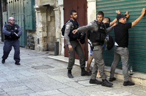 Israelische Sicherheitskräfte durchsuchen nach einem Anschlag in Jerusalem palästinensische Zivilisten. Foto: AP