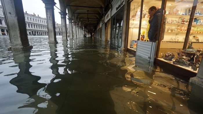 Heftige Regenfälle setzen Touristenhochburg  unter Wasser