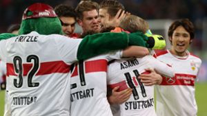 Gruppenkuscheln mit dem Maskottchen nach dem Sieg gegen Nürnberg. Der VfB kann mit dem Ergebnis zufrieden sein. Foto: Pressefoto Baumann