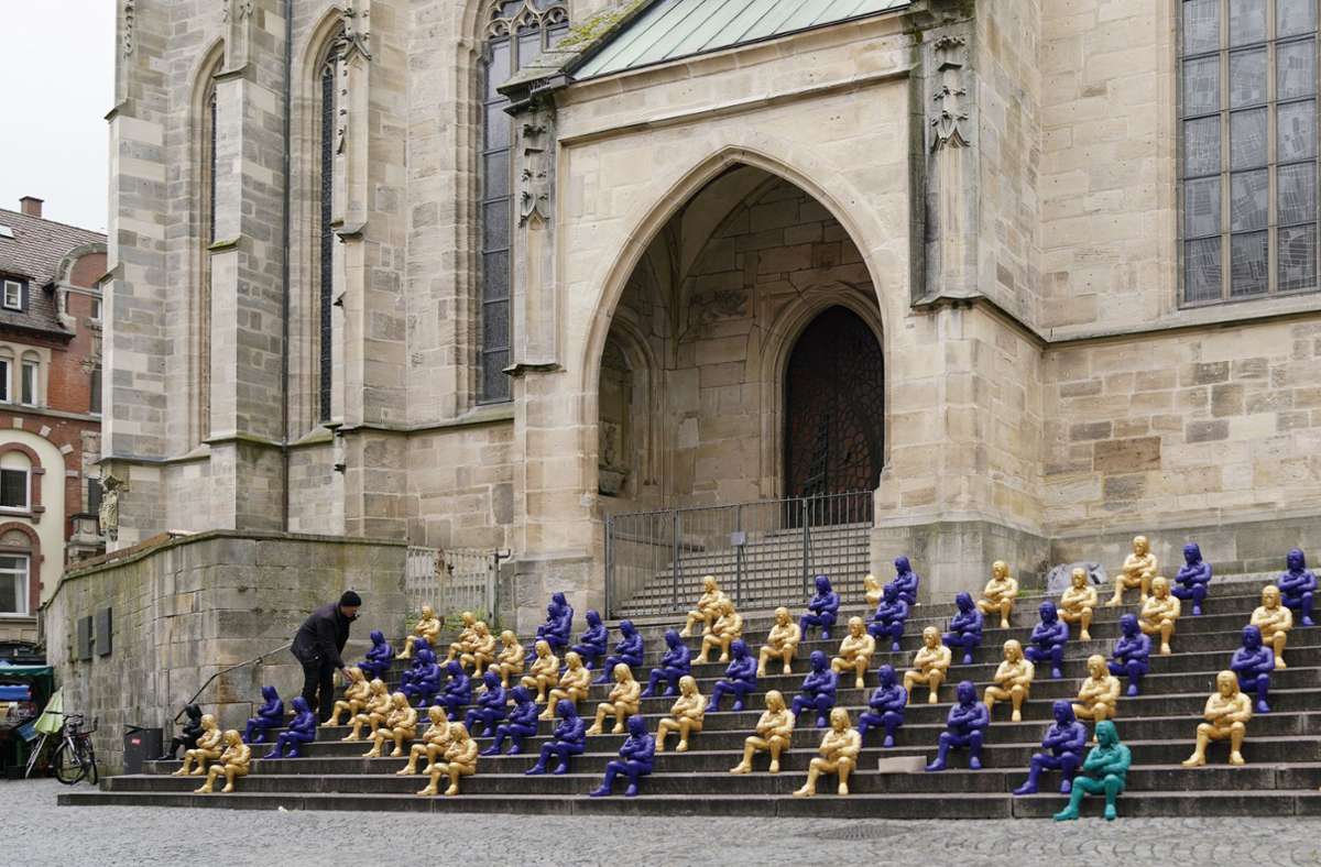 In der Tübinger Innenstadt sitzen derzeit hunderte Hölderlin-Figuren von Ottmar Hörl.