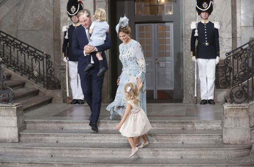 Prinzessin Madeleine von Schweden mit Ehemann Chris O’Neill und ihren beiden älteren Kindern Nicolas (2, auf Papas Arm) und Leonore (4) Foto: Getty