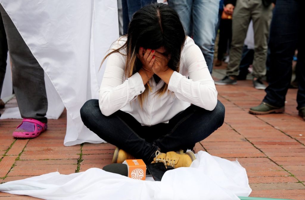 Eine Frau bricht in Tränen aus, als sie das Ergebnis der Volksabstimmung in Kolumbien hört. Wie es mit dem Friedensprozess weitergehen soll, ist ungewiss. Foto: dpa