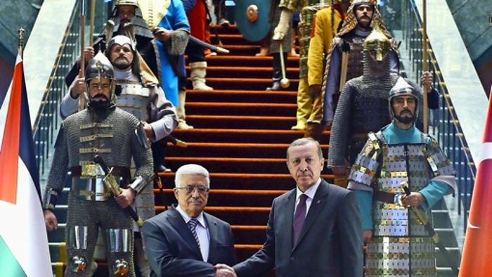 Kostüm-Zirkus in Erdogans Sultanspalast