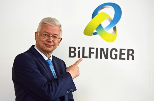 Roland Koch steht im Mai auf der Hauptversammlung des Bilfinger-Konzerns vor dem Firmenlogo – jetzt hat er seinen Rückzug angekündigt Foto: dpa