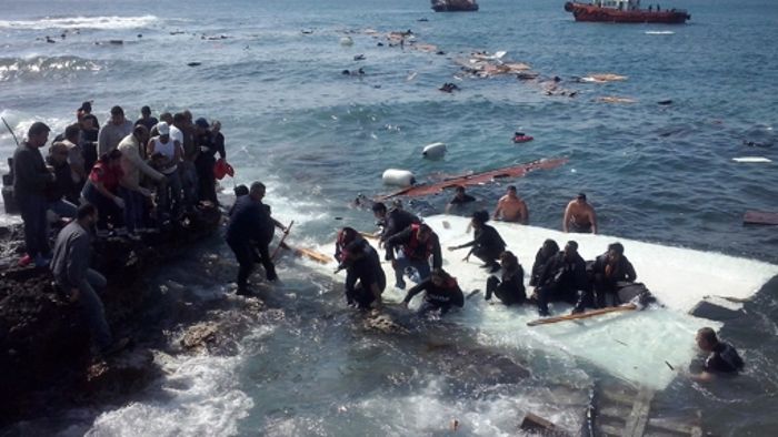 Flüchtlingsschiff vor Strand zerschellt