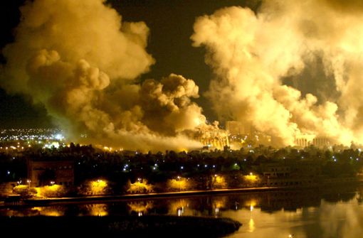 Rauchschwaden steigen am 21. März 2003 vom Präsidentenpalast in Bagdad nach Luftangriffen auf (Archivfoto). Einen Tag zuvor hatten  die USA und Großbritannien die Angriffe auf den Irak begonnen. Foto: dpa/Ramzi Haidar