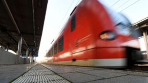 Der unbekannte Dieb soll in Oberesslingen in die Bahn der S1 eingestiegen sein. (Symbolfoto) Foto: dpa