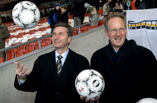 Günther Oettinger (links) wird als möglicher Kandidat für das Präsidentenamt beim Fußball-Bundesligisten VfB Stuttgart gehandelt. Klicken Sie sich ... Foto: dpa