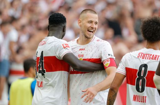 VfB-Kapitän Waldemar Anton (Mitte) zeigte sich stellvertretend für seine Kollegen sehr zufrieden. Foto: Pressefoto Baumann/Volker Müller