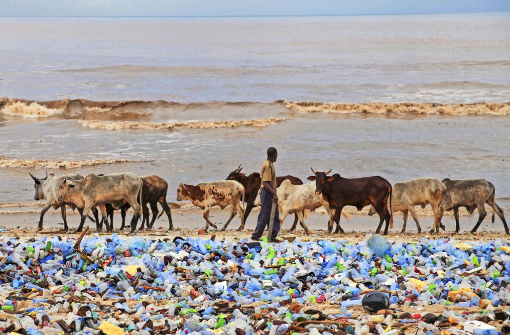 Plastikmüll ist weltweit ein Problem: Der Strand von Accra, der Hauptstadt von Ghana, ist übersät mit alten Plastikflaschen. Foto:  