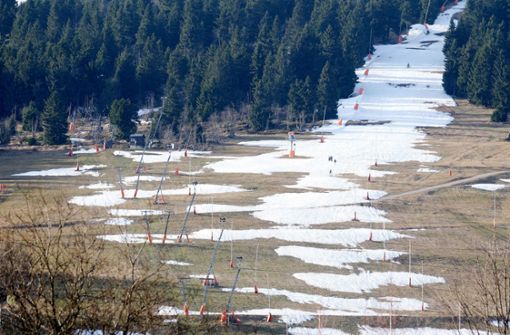 Der Schnee bleibt bislang größtenteils aus – das stellt die Skigebiete in Deutschland, Österreich und der Schweiz vor massive Herausforderungen. Foto: dpa/Sebastian Willnow