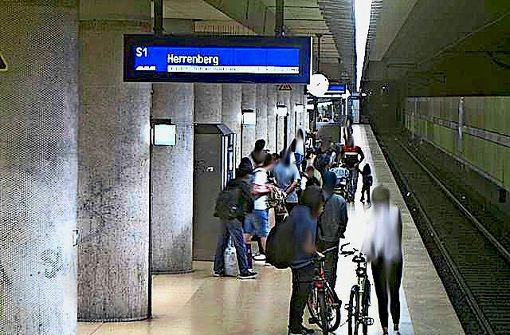 Die Aufnahme vom Tatort: Mitten auf dem Bahnsteig schlägt der Angreifer zu. Foto: Bundespolizei
