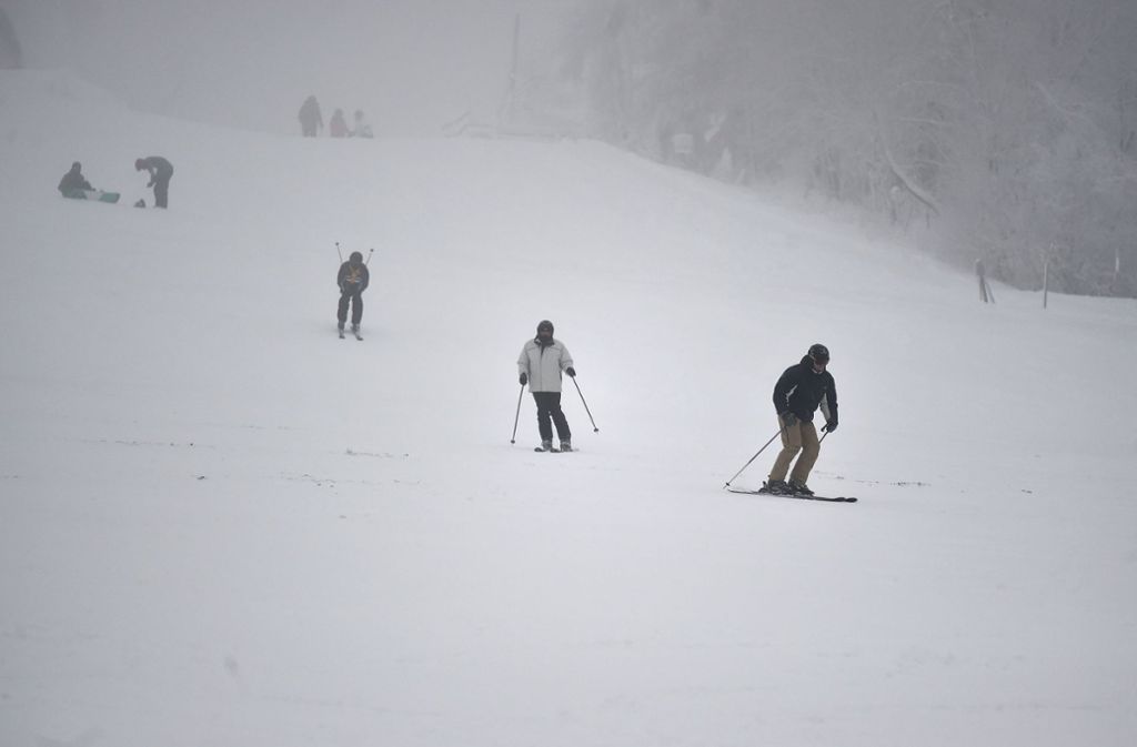 Wegen des Wetters saßen einige Skifahrer in der Schweiz in ihren Gondeln fest (Symbolbild). In Deutschland hatte das Sturmtief massive Schäden angerichtet.