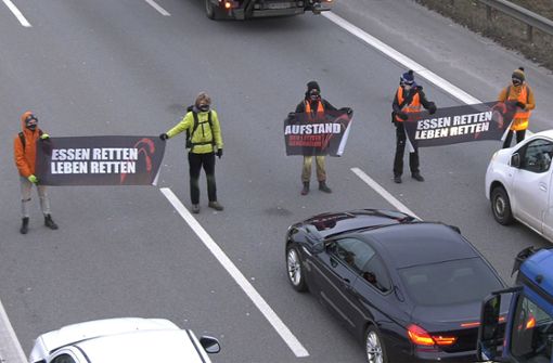 Die Gruppe „Letze Generation“ hat auch in Stuttgart eine Straße blockiert. Im Foto ist eine Aktion in Berlin zu sehen. Foto: dpa/Paul Zinken (Symbolbild)