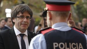 katalanische Regierungschef Carles Puigdemont (links) vor seinem Auftritt vor dem katalanischen Regionalparlament. Foto: AP